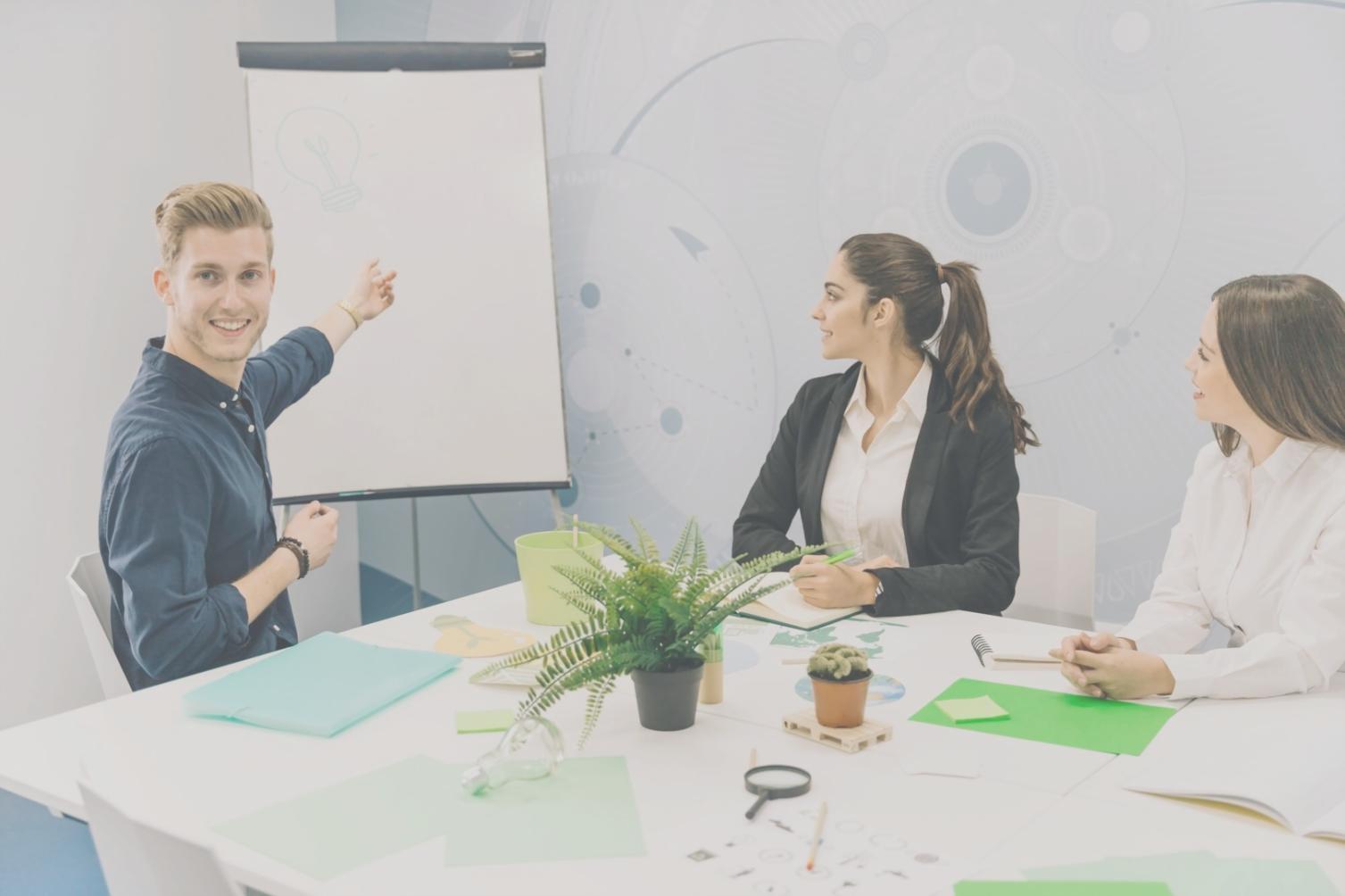 Teilnehmer bei einem dalovirexano Corporate Finance Workshop diskutieren aktuelle Marktanalysen